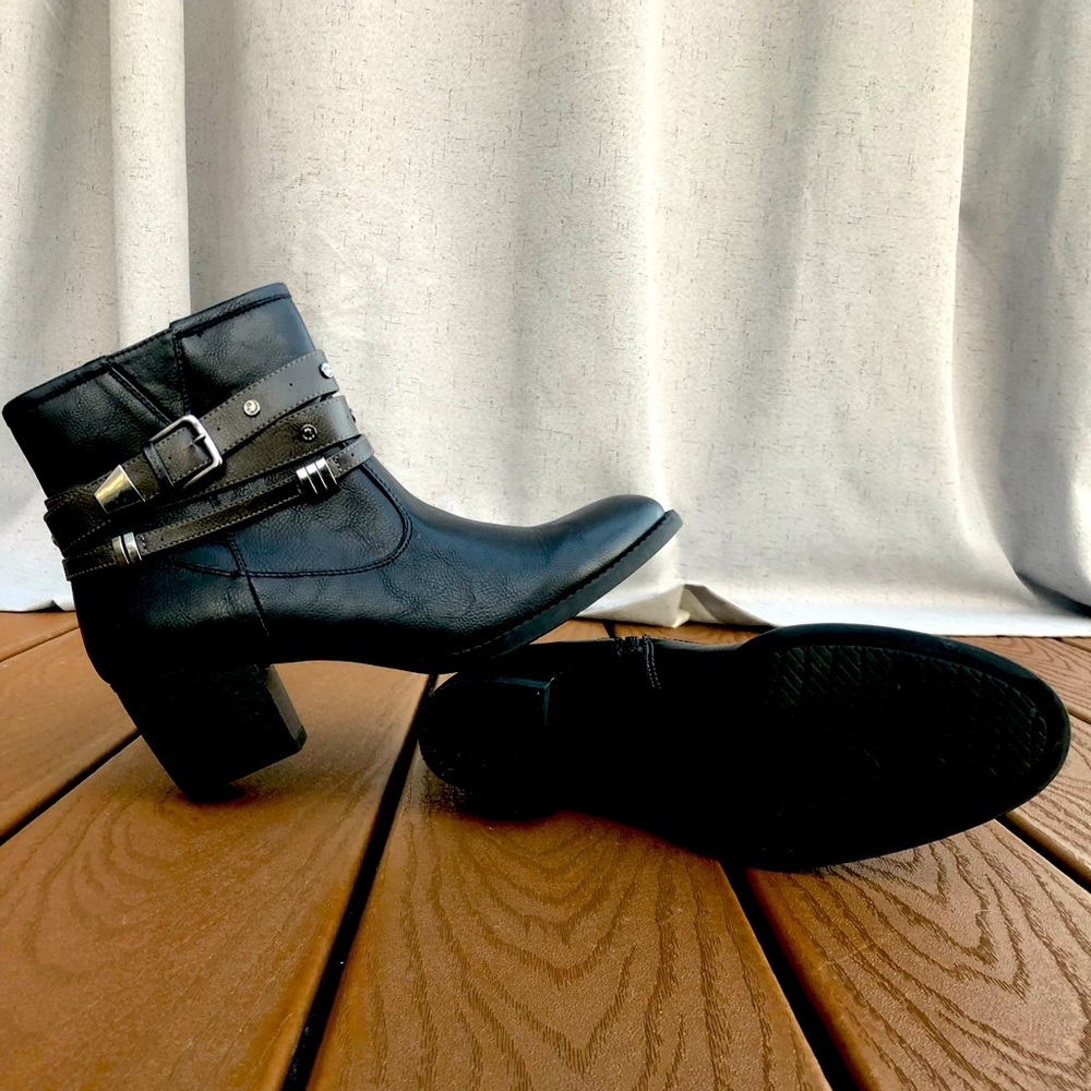 White Mountain short bootie size 9 never worn. Black, brown and embellished. NEW